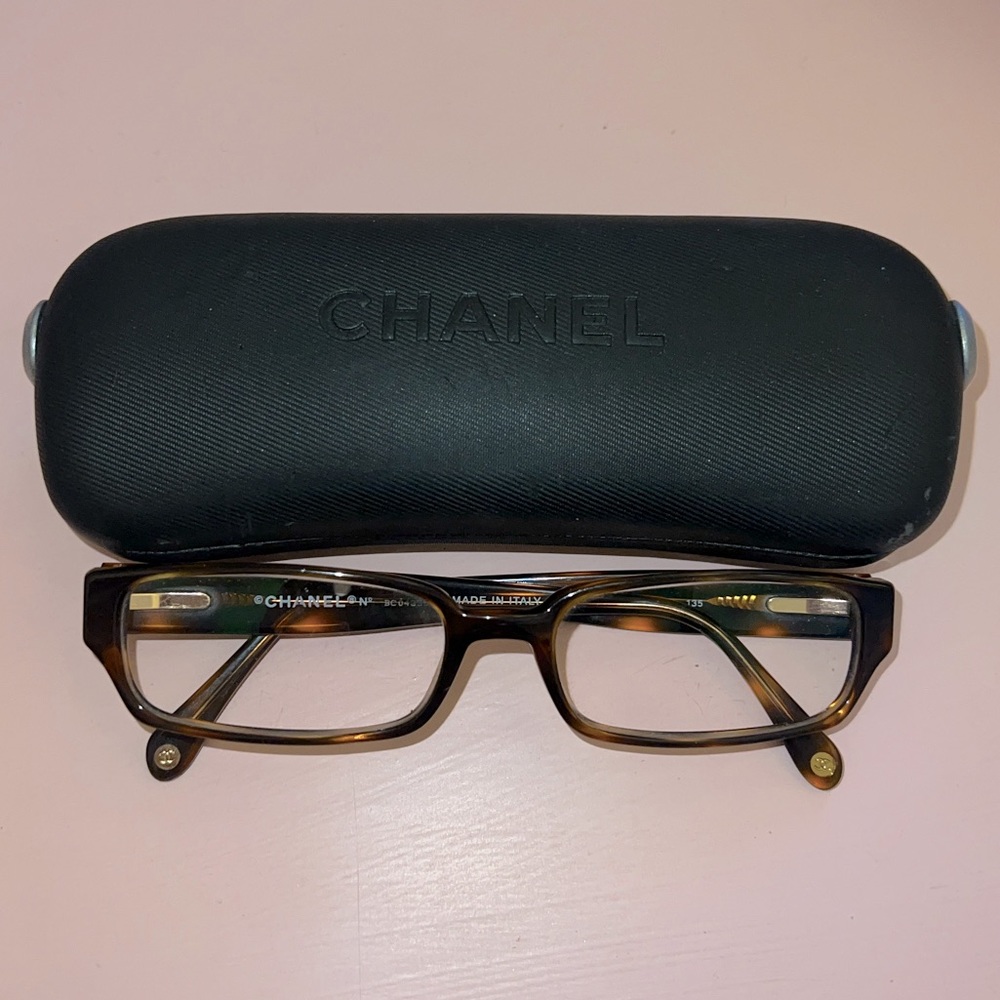 Very cute Chanel tortoise eyeglass!!